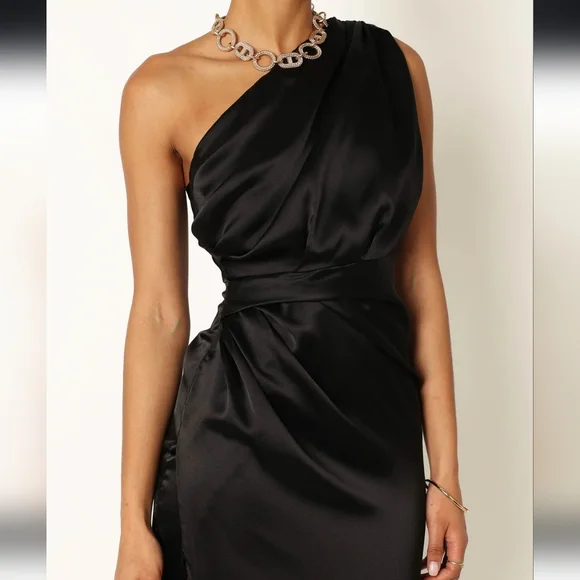 Petal & Pup Black Asymmetrical Ruched Gown - Picture 3 of 6